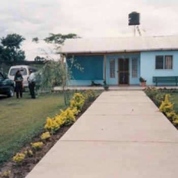 LA CASITA AZUL, QUE POR AHORA, HACE LAS VECES DE OFICINA, VIVIENDA Y TIENE UN CUARTO PARA LA ORACIÓN DE LOS SACERDOTES